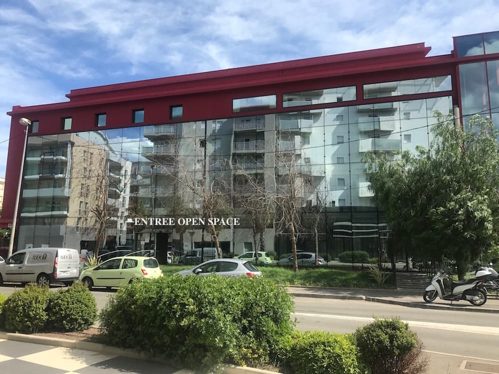 Façade du centre d'affaires Antibes